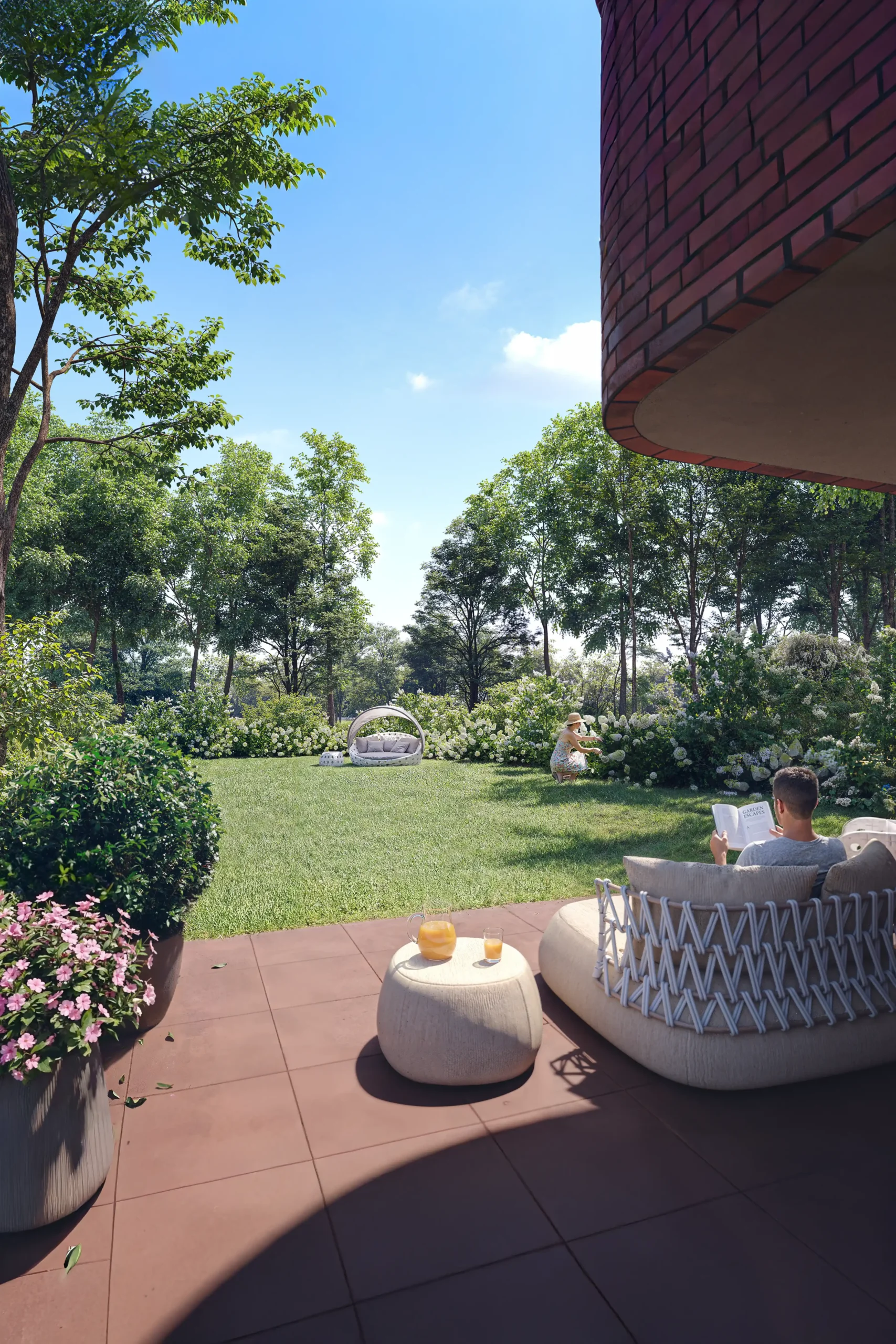 Terrasse einer Gartenwohnung mit Sitzbereich und Blick in einen großzügigen privaten Garten mit Bäumen und Bepflanzung